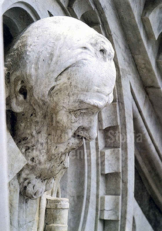 Dettaglio della facciata di Santa Maria del Fiore con la raffigurazione scultorea di Galileo Galilei, Firenze.