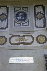 Casa di Galileo in Costa San Giorgio: particolare della facciata adorna di affreschi con il ritratto dello scienziato e la lapide commemorativa, Firenze.