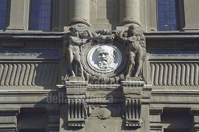 Raffigurazione scultorea in altorilievo di Galileo Galilei, facciata laterale della Biblioteca Nazionale Centrale di Firenze.