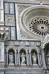 Busto di Galileo sulla facciata del Duomo di Santa Maria del Fiore (parte inferiore del rosone), Firenze.