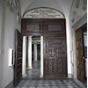 Porta d'ingresso alla Tribuna di Galileo sormontata dalla lapide commemorativa dell'inaugurazione dell'edificio in occasione del Terzo Congresso degli Scienziati Italiani (1841), Firenze.