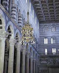 Duomo di Pisa: scorcio della navata centrale con la lampada di Vincenzo Possanti nel Duomo di Pisa.