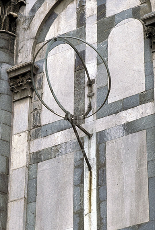 Armilla equinoziale, costruita da Egnazio Danti, collocata sulla facciata della Basilica di Santa Maria Novella, Firenze.