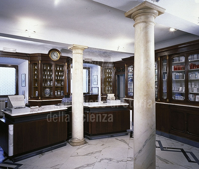 Interno della Farmacia Serafini, Carrara.