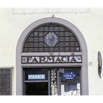 Vetrata e insegna della Farmacia del Moro, Firenze.