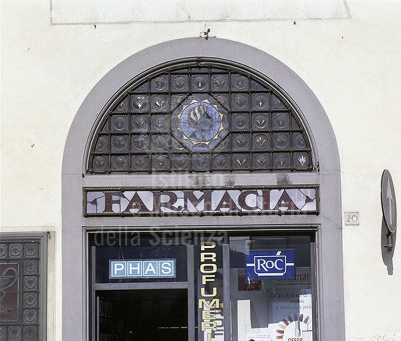 Vetrata e insegna della Farmacia del Moro, Firenze.
