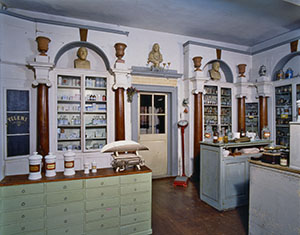 Retro della sala vendita della Farmacia Pitti, Firenze.