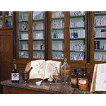 Arredo e parte della dotazione storica della Farmacia Paoletti, Loc. Brozzi, Firenze.