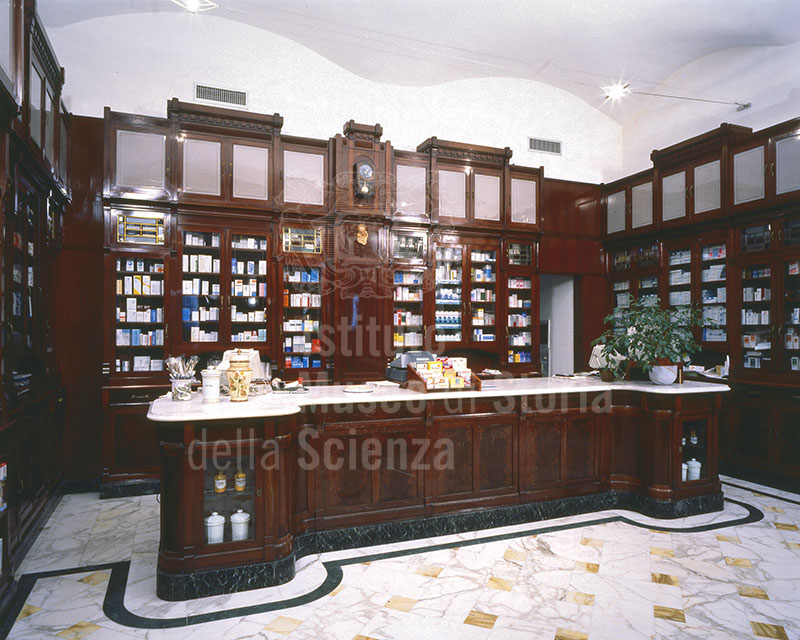 Interno della Farmacia Santa Maria, Carrara