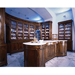 Banco vendita e scaffali ottocenteschi della Farmacia Cheli, San Miniato.