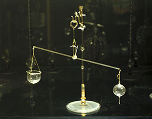 Hydrostatic balance, mid XVII cent., Florentine manufacture, Medici Collections  Accademia del Cimento nucleus), Institute and Museum of the History of Science (inv. 27), Florence.