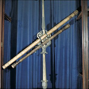 I cannocchiali di Galileo fotografati nella vetrina che li custodiva (Istituto e Museo di Storia della Scienza, Firenze).