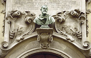Busto marmoreo di Galileo Galilei sopra il portone d'ingresso del Palazzo dei Cartelloni, Firenze.