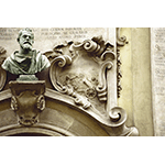 Bassorilievo che allude alla definizione galileiana del moto parabolico dei proietti sulla facciata del Palazzo dei Cartelloni, Firenze.