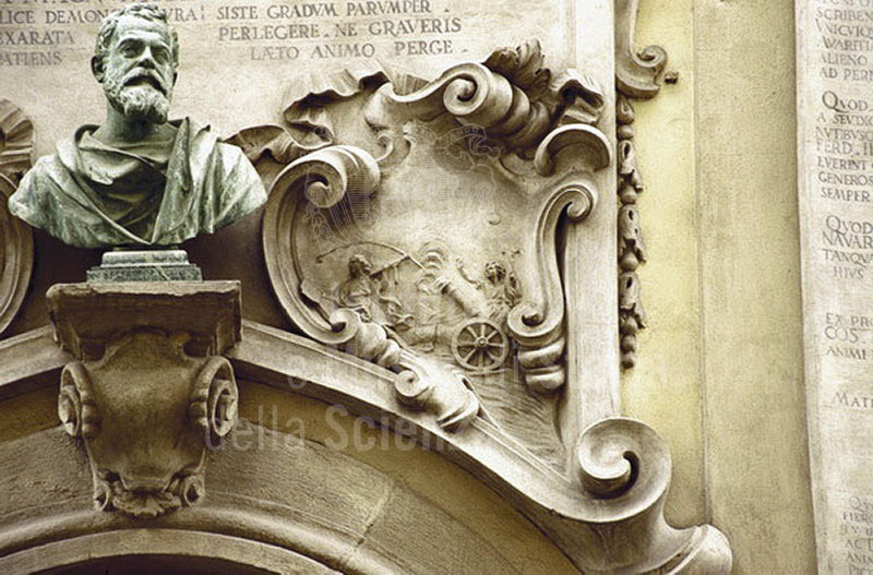 Bas-relief alluding to Galileo's definition of the parabolic motion of projectiles, on the facade of Palazzo dei Cartelloni, Florence.