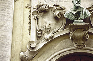 Bassorilievo che allude all'osservazione dei satelliti di Giove per determinare la longitudine in mare sulla facciata del Palazzo dei Cartelloni, Firenze.