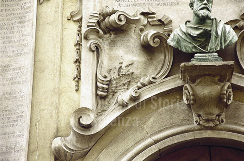 Bassorilievo che allude all'osservazione dei satelliti di Giove per determinare la longitudine in mare sulla facciata del Palazzo dei Cartelloni, Firenze.