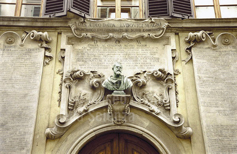 Marble bust of Galileo Galilei over the main door of Palazzo dei Cartelloni, Florence.