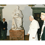 Papa Giovanni Paolo II in visita presso l'Aula Magna Storica dell'Universit degli Studi di Pisa. In alto al centro la statua di Galileo, opera di Paolo Emilio Demi.