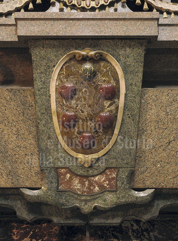 Coat  of arms  of the Medici family. Tomb of Ferdinando I, detail. "Commesso in pietre dure". Museo delle Cappelle Medicee, Cappella dei Principi, Florence.