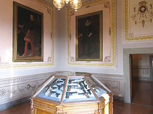 Showcase containing weapons. Villa Medicea di Cerreto Guidi - Museo Storico della Caccia e del Territorio