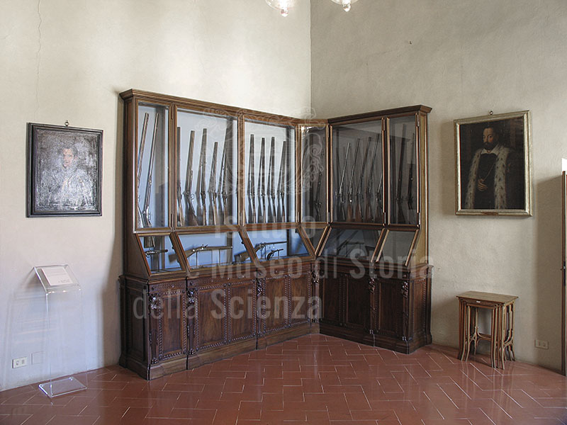 Sala con vetrina contenente fucili. Villa Medicea di Cerreto Guidi e Museo Storico della Caccia e del Territorio.
