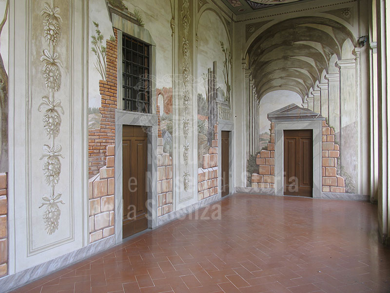 Terrazza. Alla parete frontale affresco con raffigurazione prospettica di un porticato. Villa Medicea di Cerreto Guidi e Museo Storico della Caccia e del Territorio.