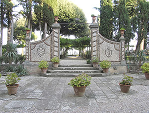 Giardino all'italiana: cancello d'ingresso.Villa Medicea di Cerreto Guidi e Museo Storico della Caccia e del Territorio.