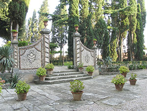 Giardino all'italiana: cancello d'ingresso.Villa Medicea di Cerreto Guidi e Museo Storico della Caccia e del Territorio.