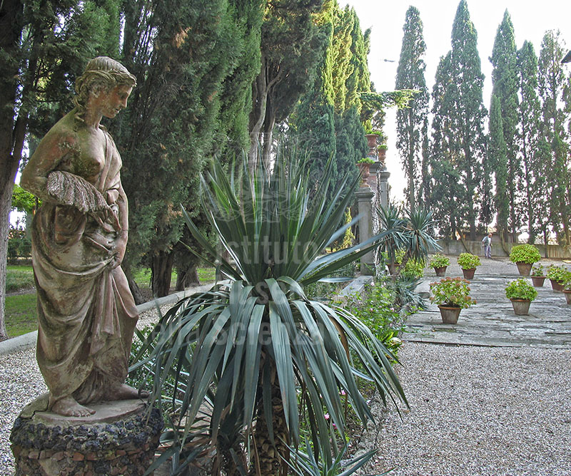 Scorcio del giardino all'italiana. Villa Medicea di Cerreto Guidi e Museo Storico della Caccia e del Territorio.