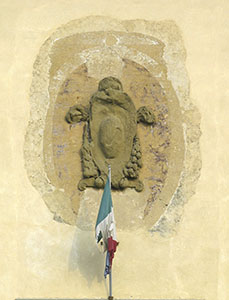 Stemma dei Medici sulla facciata della Villa Medicea di Cerreto Guidi e Museo Storico della Caccia e del Territorio.