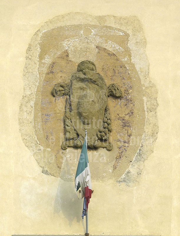 Stemma dei Medici sulla facciata della Villa Medicea di Cerreto Guidi e Museo Storico della Caccia e del Territorio.