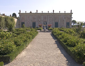 Il giardino del Cavaliere con la facciata del Museo delle Porcellane, Firenze.