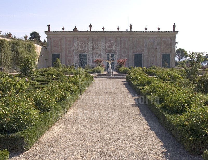 Il giardino del Cavaliere con la facciata del Museo delle Porcellane, Firenze.