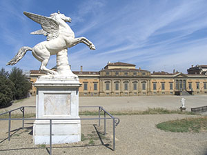 La palazzina della Meridiana con la scultura del Pegaso in primo piano, Giardino di Boboli a Firenze.