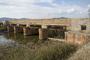 Chiusa sul Canale San Leopoldo per la bonifica del Lago di Castiglione, Castiglione della Pescaia (GR).