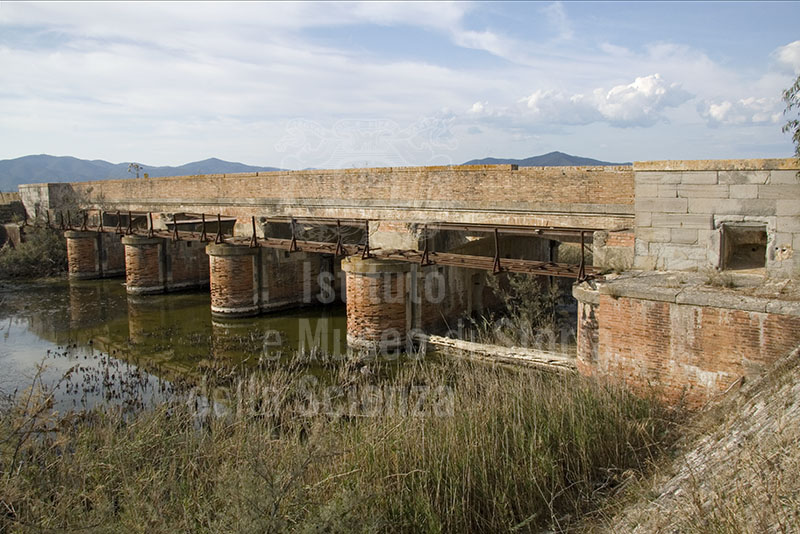 Chiusa sul Canale San Leopoldo per la bonifica del Lago di Castiglione, Castiglione della Pescaia (GR).