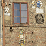 Particolare della facciata del Museo Civico di Montaione (FI) decorata con stemmi.