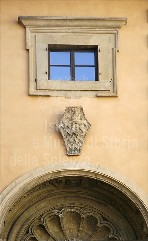 Casa di Robert Dudley a Firenze: dettaglio dello stemma.