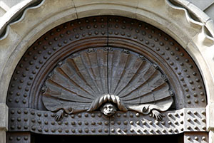 Decorazione scultorea sovrastante il portone di ingresso del Casino Mediceo di San Marco, oggi sede della Corte d'Assise e d'Appello a Firenze.
