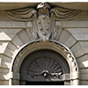 Decorazione scultorea con stemma mediceo sovrastante il portone di ingresso del Casino Mediceo di San Marco, oggi sede della Corte d'Assise e d'Appello a Firenze.