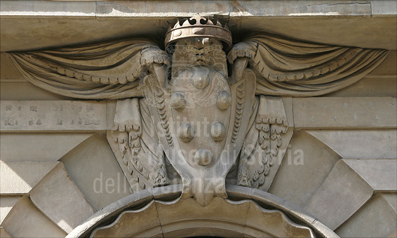 Stemma mediceo sovrastante il portone di ingresso del Casino Mediceo di San Marco, oggi sede della Corte d'Assise e d'Appello a Firenze.