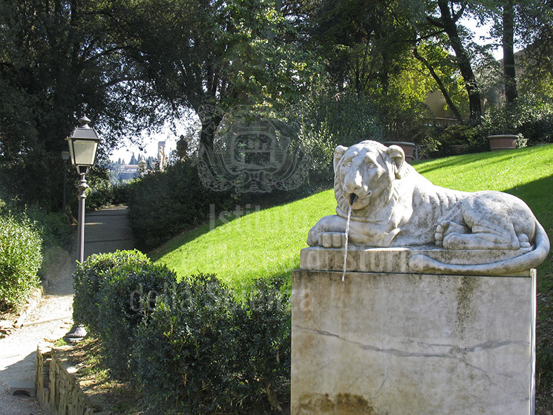 Giardino di Palazzo Mozzi Bardini a Firenze: leone di pietra terminale di un antico canale idraulico.