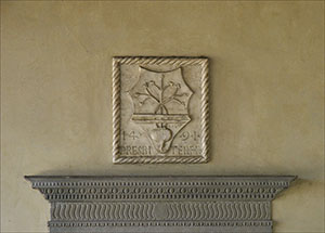 Garden of Palazzo Mozzi Bardini in Florence: coat of arms.
