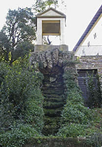 Giardino di Palazzo Mozzi Bardini a Firenze: il tempietto con la cascata.