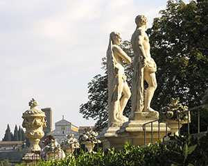 Garden of Palazzo Mozzi Bardini, Florence: the statues on the Belvedere.