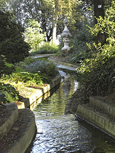 Giardino di Palazzo Mozzi Bardini a Firenze: il canale del drago.