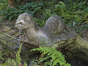 Giardino di Palazzo Mozzi Bardini a Firenze: statua in pietra adibita a fontana nel canale del drago.