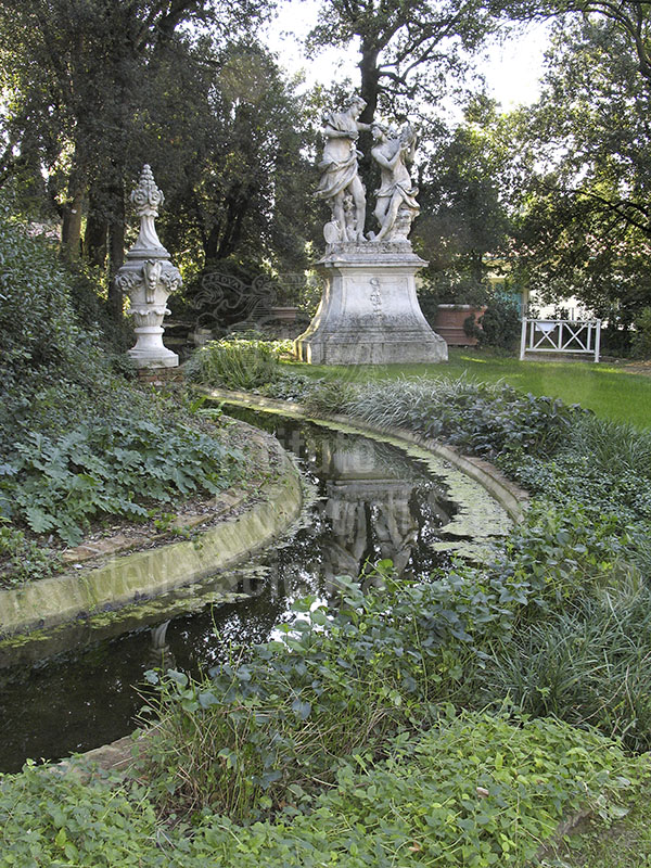 Giardino di Palazzo Mozzi Bardini a Firenze: il canale del drago.