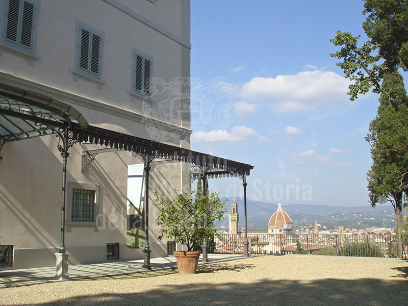 Garden of Palazzo Mozzi Bardini, Florence: view of Villa Bardini.